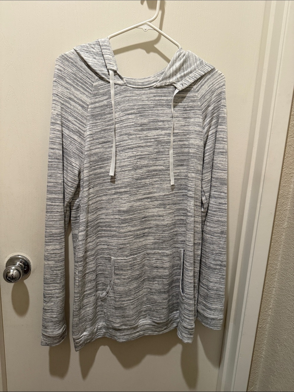 Women's Heathered Light Gray Hoodie Sweater - Casual Pullover